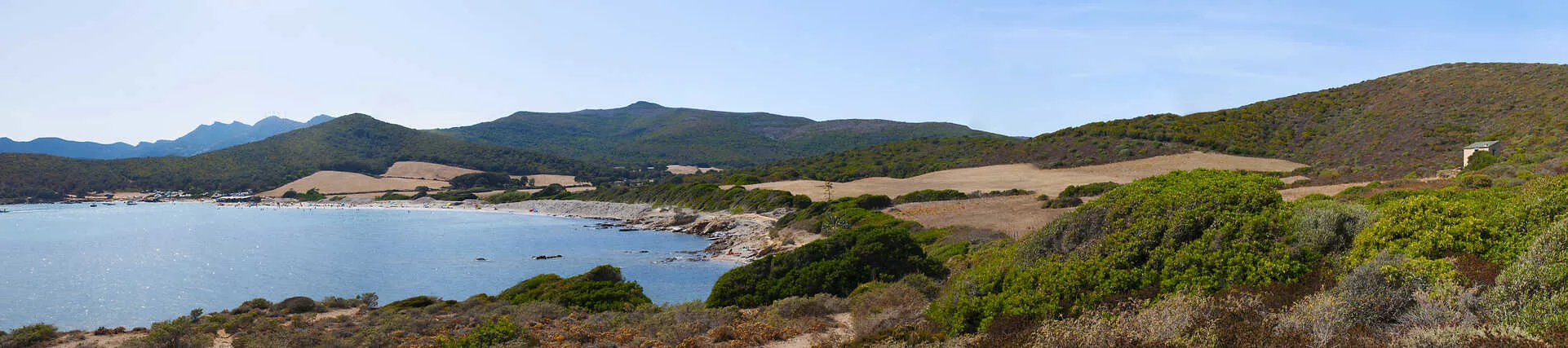 La mer Méditerranée et le maquis méditerranéen le long du « Sentier des Douaniers », un long sentier côtier au Cap Corse.