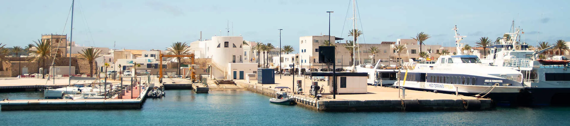 Hafen von Formentera, Spanien. Fähranleger und Boote im Hafen.