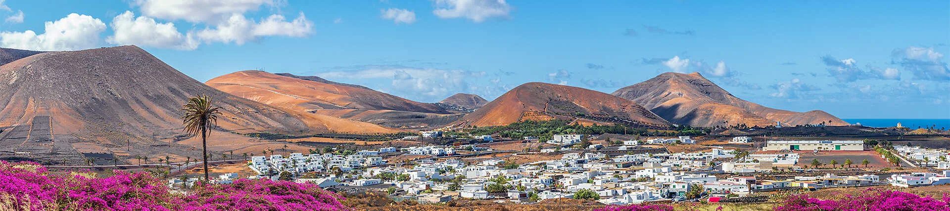 Paysage avec un petit village sur l'île de Lanzarote, dans le parc national de Timanfaya, aux îles Canaries, en Espagne.