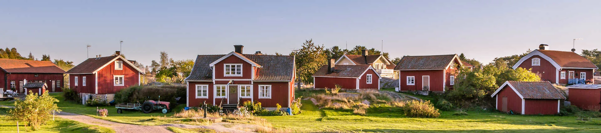 Harstena, Schweden: Insel mit Felsen, Boot und Holzhäusern | haus-schweden-93326871