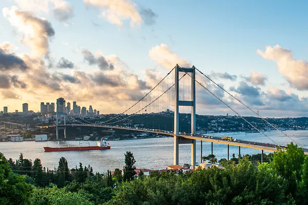 Panoramablick auf den Bosporus in Istanbul bei Sonnenuntergang. Die Bosporus-Brücke in Istanbul. Ein wunderschöner, bewölkter blauer Himmel.