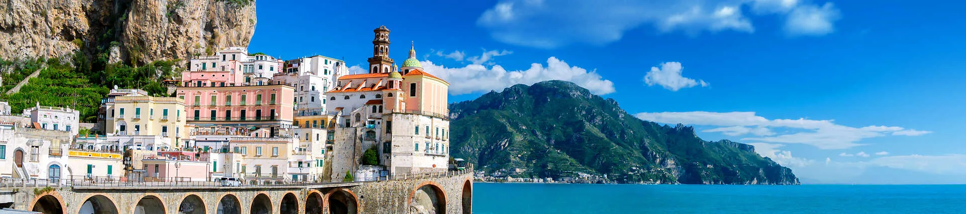 Amalfiküste in Italien, eine malerische Landschaft mit blauem Wasser und Klippen.