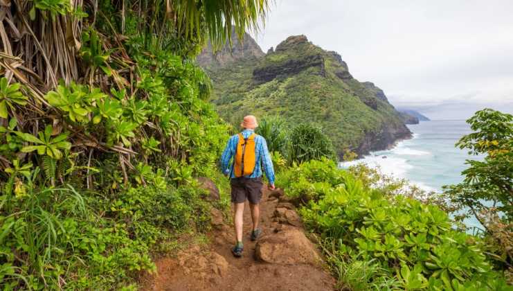 service member goes hiking in Hawaii, enjoying his PCS to Hawaii and his Hawaii Bucket List