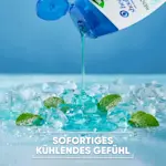 Blaue Flüssigkeit fließt auf Eiswürfel und Minzblätter, darunter Text "SOFORTIGES KÜHLENDES GEFÜHL".