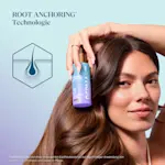 Frau mit glänzendem Haar hält PERMATE Pro Haarpflegeprodukt, daneben Grafik zu „Root Anchoring“