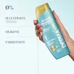 Head & Shoulders DermaXPro Shampoo, 0% Sulfate, Silikone und Farbstoffe, in einer Hand gehalten