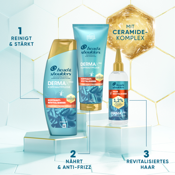 Mann mit einer Flasche DERMA Xᴾᴿᴼ REVITALISER ANTI-SCHUPPEN-SHAMPOO