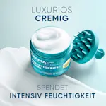 Ein Jar der Dermax Pro Feuchtigkeitscreme mit sichtbar cremig-weißer Textur. Darüber steht „Luxuriös Cremig“, darunter „Spendet Intensiv Feuchtigkeit“.