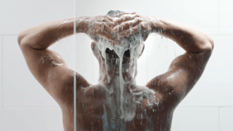 Haarpflege und Kopfhautpflege in der Dusche