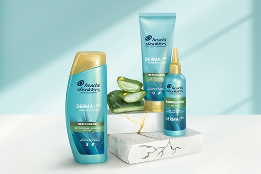 Head & Shoulders Dermaxpro Beruhigend Shampoo, Pflegespülung und Kopfhausmaske neben Kaktus- und Aloestückchen