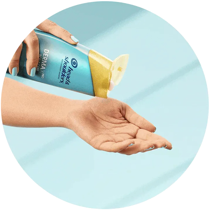 DERMAXPRO Shampoo wird von der Shampooflasche in eine Hand gegossen.