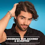 Mann mit dunklem Haar wirbt für Mittel gegen Juckreiz und Schuppen auf blauem Hintergrund.