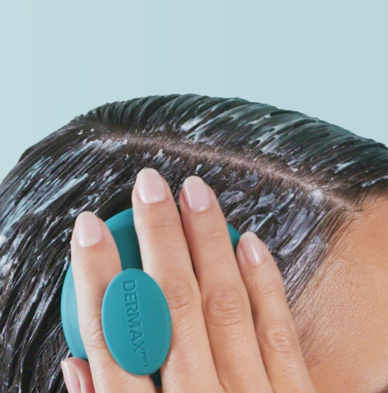 DERMAXPRO Pflegespülung wird von der Flasche auf eine Oberfläche gegossen.