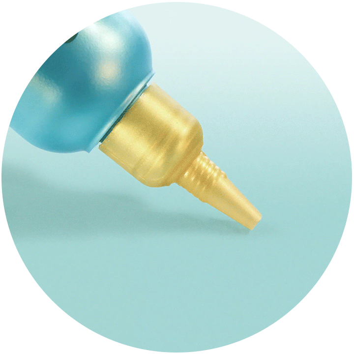 DERMAXPRO Kopfhautmaske wird von der Flasche auf eine Oberfläche aufgetragen.