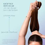 Frau hält langes Haar hoch, Werbung für kräftiges Haar und gesunde Kopfhaut