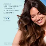 Frau mit glänzendem Haar, Werbung für schuppenfreie Kopfhaut bis zu 72 Stunden mit Feuchtigkeit