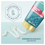 Spülungsflasche, weiße cremige Konsistenz fließt auf eine Oberfläche, deutsche Logos „Klinisch bestätigte Wirkstoffe“ und „Dermatologisch getestet“.