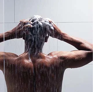 Haarpflege für Männer in der Dusche