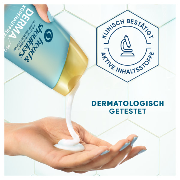 Frau präsentiert Head & Shoulders DERMAX Pro Shampoo und lächelt.