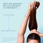 Frau hält langes glattes Haar hoch, Werbung für Feuchtigkeitspflege der Kopfhaut und schönes Haar.