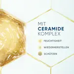 Ein hexagonales Design, das einen Ceramid-Komplex mit goldener Flüssigkeit zeigt. Der Text „MIT CERAMIDE KOMPLEX“ betont Feuchtigkeit, Regeneration und Schutz.