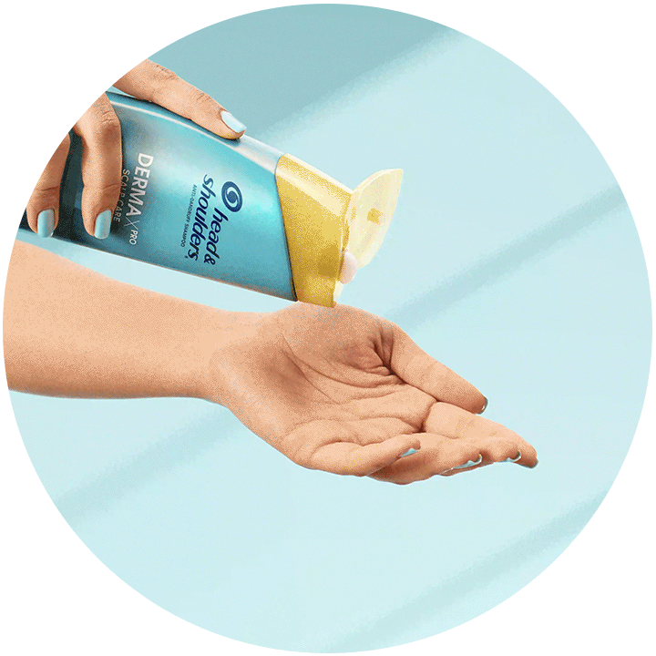 DERMAXPRO Shampoo wird von der Shampooflasche in eine Hand gegossen.