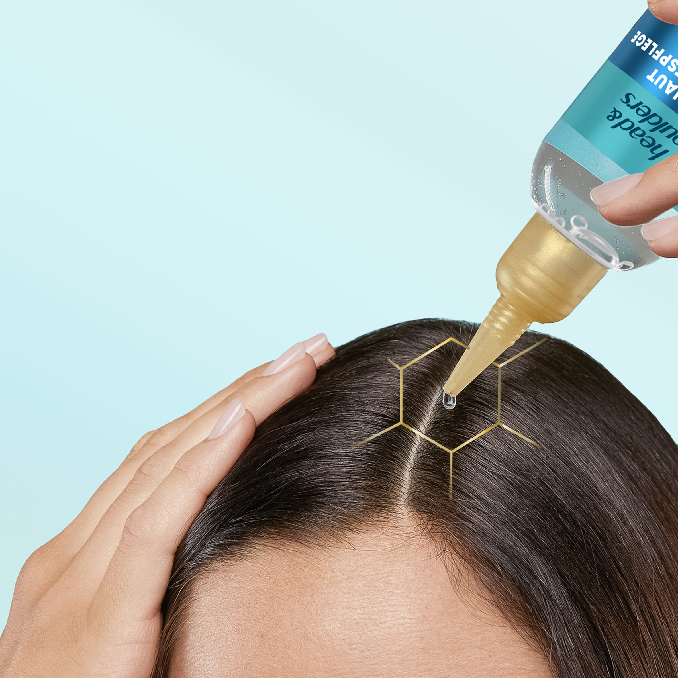 DERMAXPRO Kopfhautmaske wird von der Flasche auf eine Oberfläche aufgetragen.