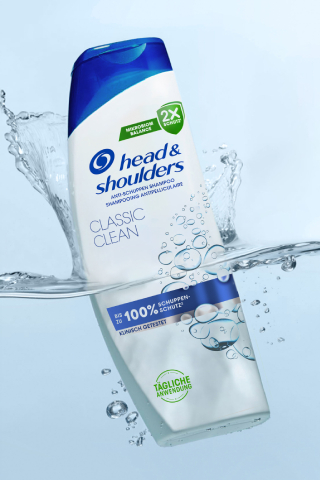 Head & Shoulders Classic Clean Shampooflasche, halb im Wasser eingetaucht.