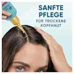 Auftragen von Kopfhautpflege-Öl auf trockenes Haar für Feuchtigkeit und Pflege. Sanftes Kopfhautpflege-Konzept für gesunde Haarpflege.