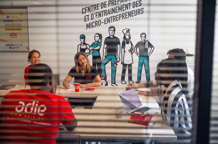 Conseillers Adie discutant avec des futurs entrepreneurs