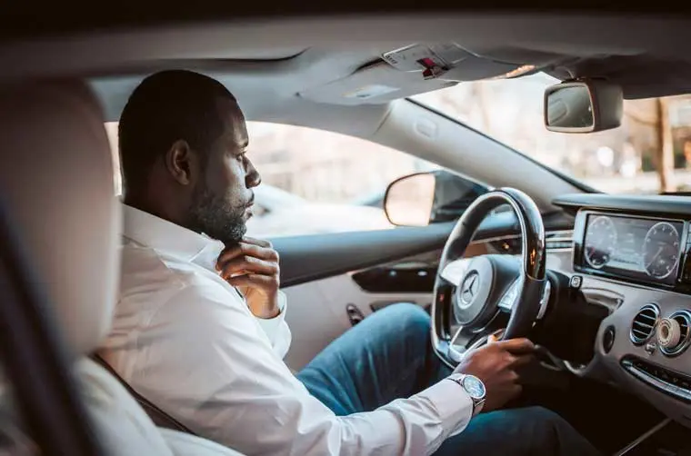 Entrepreneur financé par l'Adie au volant de son véhicule professionnel