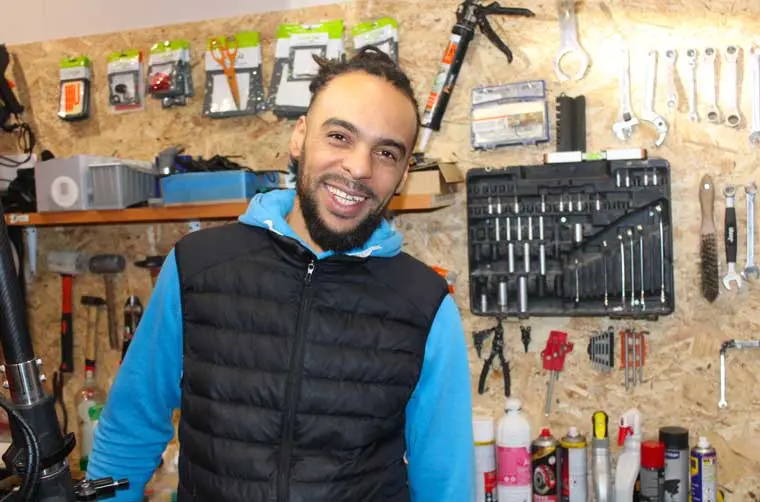 Entrepreneur financé par l'Adie dans son atelier