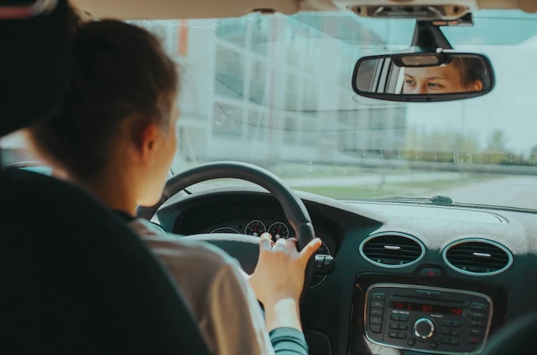 Entrepreneuse financée par l'Adie au volant d'une voiture