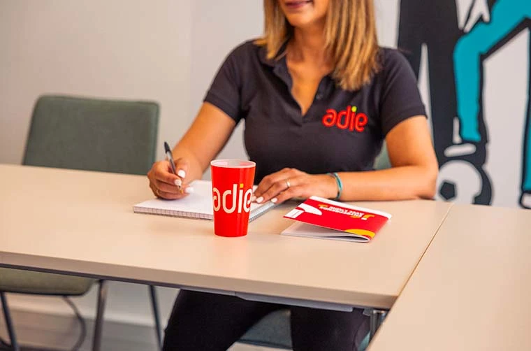 Conseillère Adie prenant des notes des difficultés d'un entrepreneur sur ses litiges
