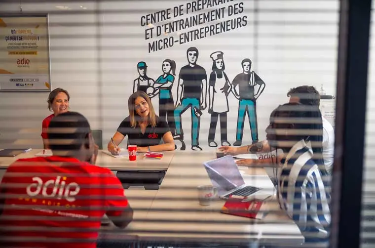 Conseillers Adie recevant des travailleurs indépendants dans une salle de réunion