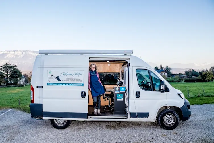 Entrepreneuse financée par l'Adie dans son véhicule ambulant professionnel