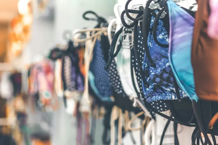 Rayon de maillots de bain bien rempli