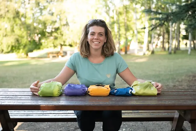 Entrepreneuse financée par l'Adie présentant ses articles éco-responsables sur une table de pique-nique
