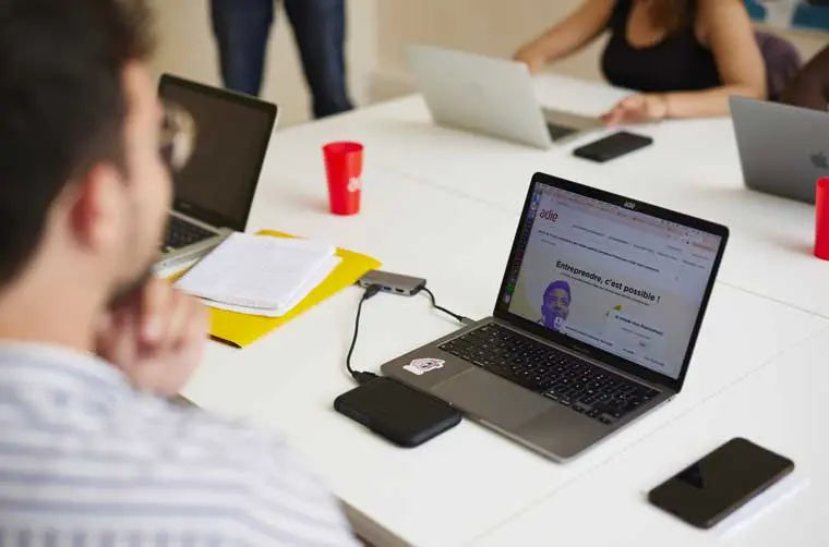 PC ouvert sur le site de l'Adie, organisme d'aide à la création d'entreprise