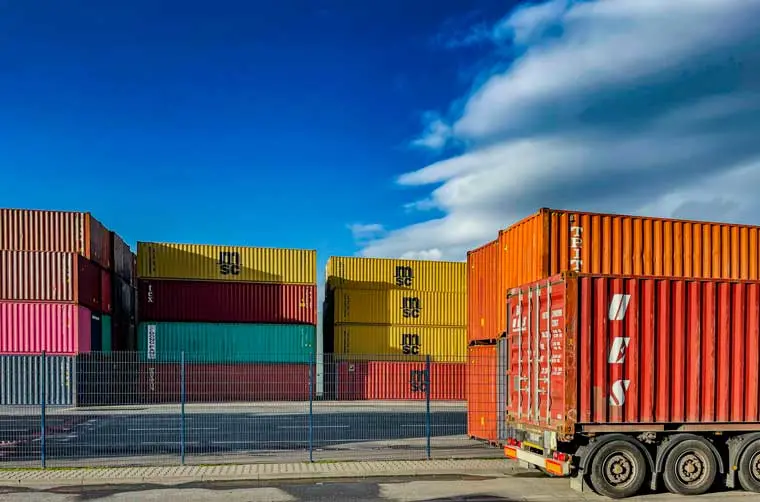 Conteneurs empilés sur des docks