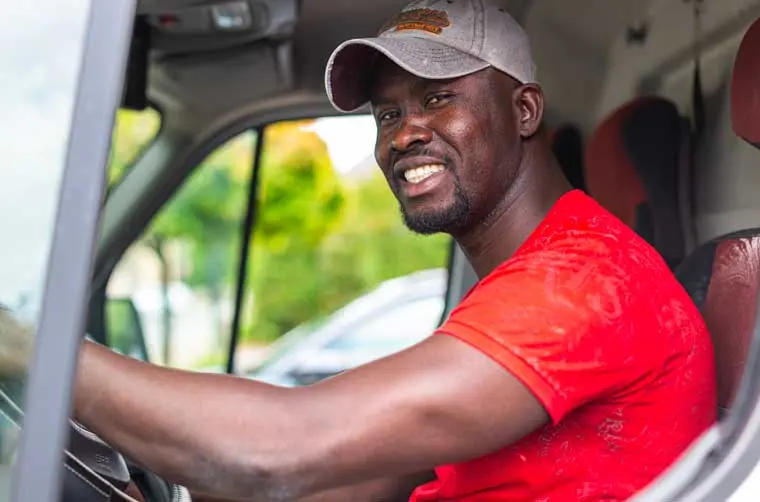 Entrepreneur financé par l'Adie au volant de son véhicule professionnel