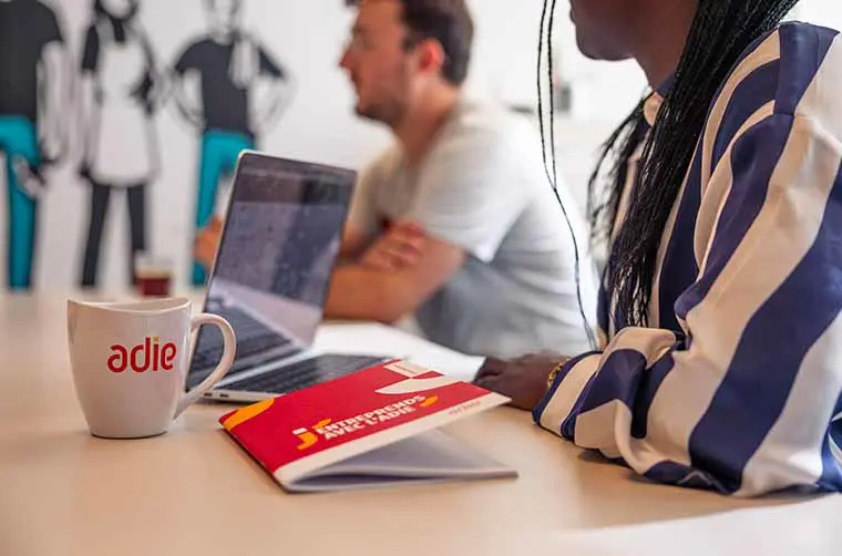 Entrepreneurs écoutant des conseils de conseillers Adie sur leurs obligations concernant les litiges