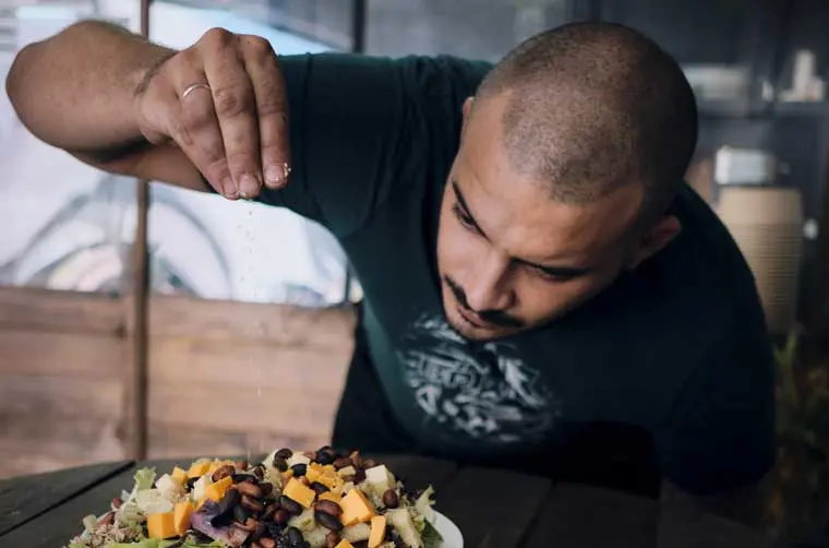 Restaurateur financé par l'Adie préparant un plat