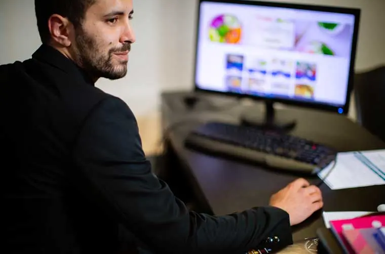 Entrepreneur financé par l'Adie naviguant sur son site e-commerce