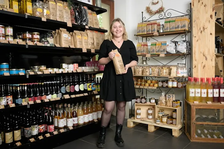 Entrepreneuse financée par l'Adie se tenant dans un rayon de son épicerie