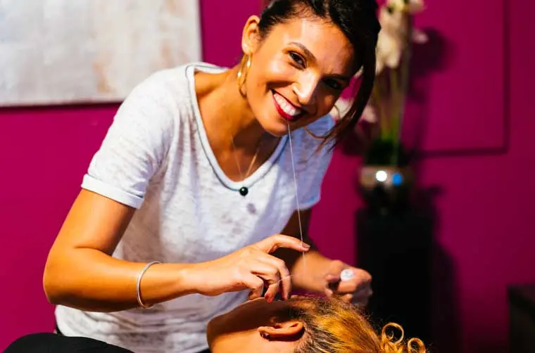 Entrepreneuse financée par l'Adie prenant soin de sa cliente