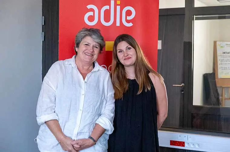 Portrait d'une conseillère et de sa bénévole de l'Adie --> À droite, Chantal, bénévole, et à gauche Perrine, conseillère, à l'agence Adie de Nevers.
