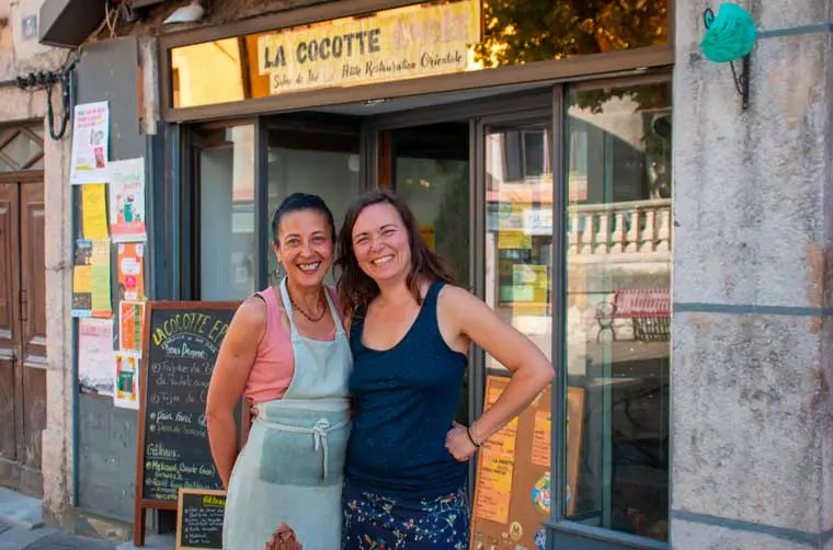 Entrepreneuses financées par l'Adie debout devant leur restaurant