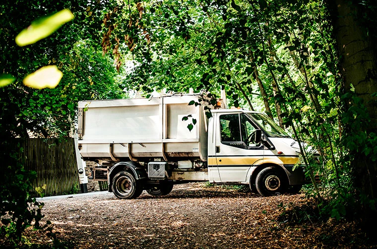Véhicule motorisé inférieur à 3,5 tonnes stationné au bord d'une forêt