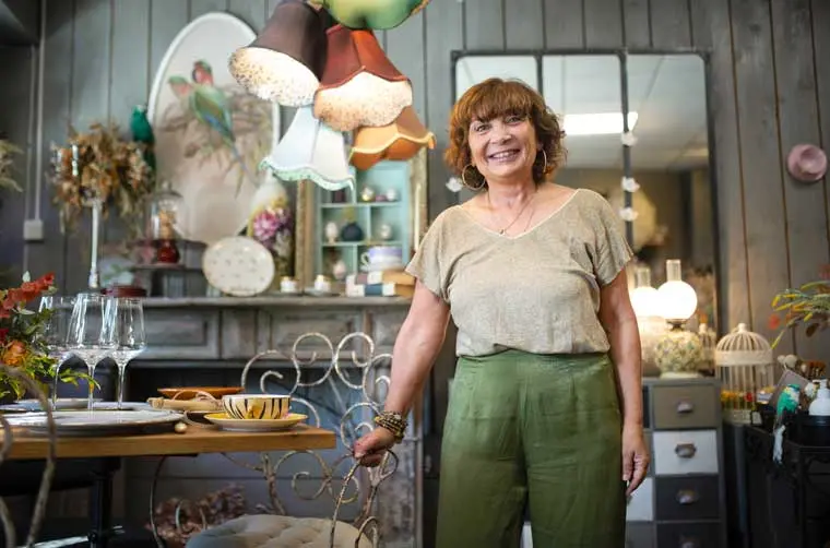 Entrepreneuse financée par l'Adie dans son restaurant